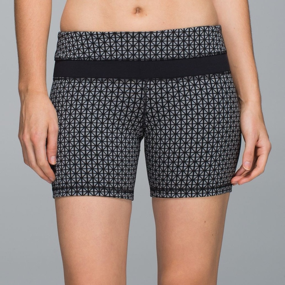 Lululemon Groove Short  Tri Geo Silver Spoon Black / Black Full-On Luon  Size 6
